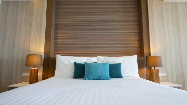 Decoración de almohadas en la cama en el interior del dormitorio
 - Imágenes, Vídeo