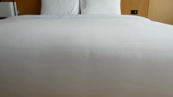 Dekoracja poduszek na łóżku we wnętrzu sypialni - Materiał filmowy, wideo
