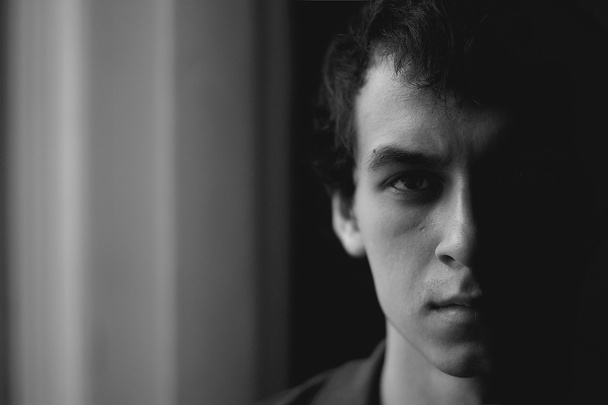 Dramatic portrait of young man in black and white - Foto, Imagen