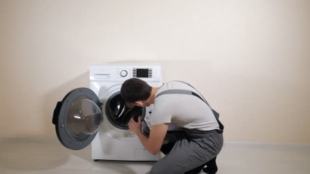 військовослужбовець ремонтує зламану пральну машину
 - Кадри, відео