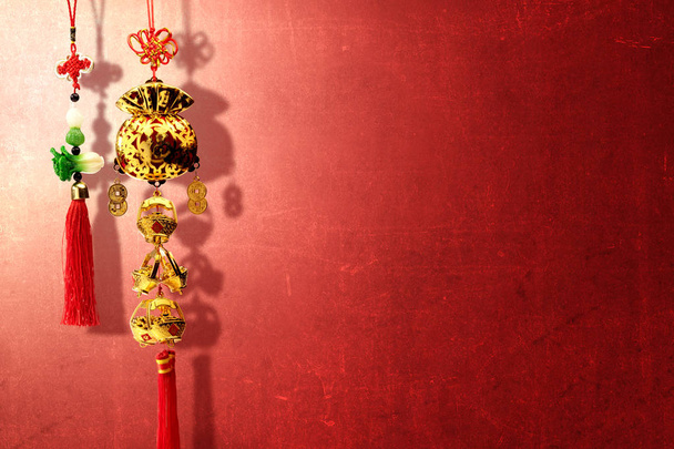 Κινεζική Πρωτοχρονιά στολίδι με κόκκινο φόντο τοίχο  - Φωτογραφία, εικόνα