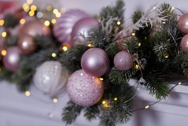 Красивые рождественские украшения на белом камине
 - Фото, изображение