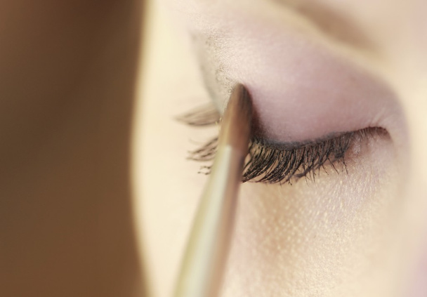 součástí tvář ženské oční make-up použití s kartáčem - Fotografie, Obrázek