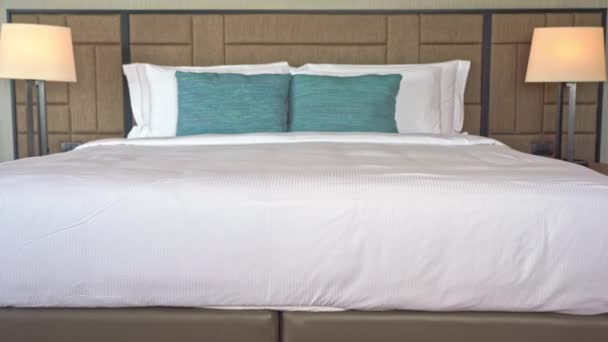 felvétel a luxus berendezett hálószobáról a szállodában - Felvétel, videó