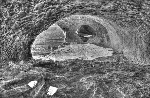 Piękny widok z wnętrza jaskini w czerni i bieli - Zdjęcie, obraz