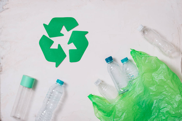 resíduos de reciclagem símbolo eco com descarte de lixo na mesa de pedra vista superior de fundo
 - Foto, Imagem