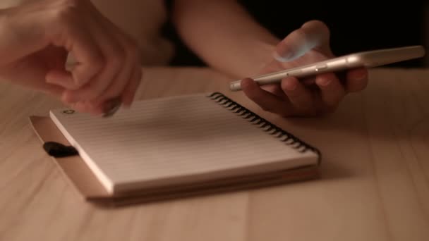 Rozmowa ze smartfonem i notatka do pisania - Materiał filmowy, wideo