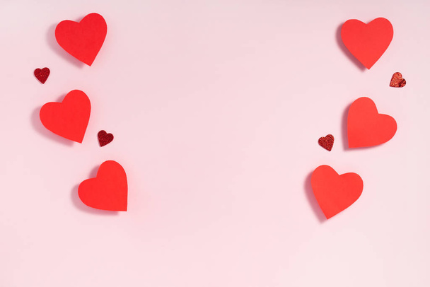Ystävänpäivä runko kokoonpano. Punaiset sydämet pastellin pinkillä taustalla. Top view, tasainen lay, kopioi tilaa
 - Valokuva, kuva