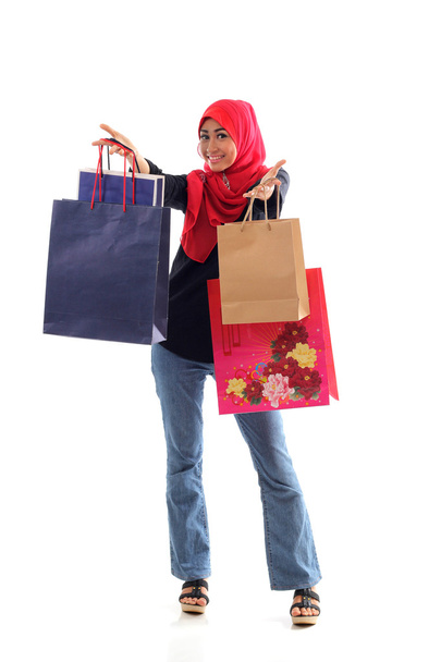 Mulher muçulmana bonita se sentir feliz segurando sacos de compras isolados
 - Foto, Imagem