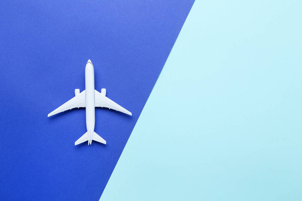 Vliegtuig model op kleurrijke papier achtergrond - Foto, afbeelding