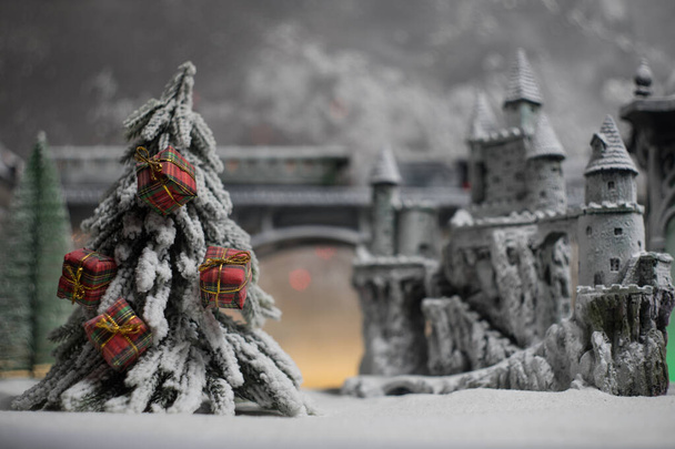 Miniatuur van winters tafereel met kerst huizen, treinstation, bomen, bedekt met sneeuw. Nachten scène. Nieuwjaar of Kerstmis concept. Selectieve aandacht - Foto, afbeelding