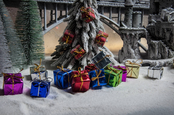 Miniatuur van winters tafereel met kerst huizen, treinstation, bomen, bedekt met sneeuw. Nachten scène. Nieuwjaar of Kerstmis concept. Selectieve aandacht - Foto, afbeelding