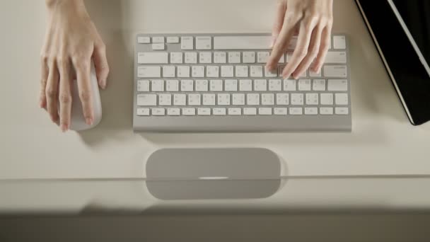 χρήση ποντικιού υπολογιστή για πλοήγηση στο διαδίκτυο - Πλάνα, βίντεο