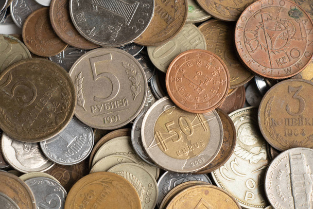 coleção de moedas de todo o mundo em diferentes momentos como pano de fundo
 - Foto, Imagem