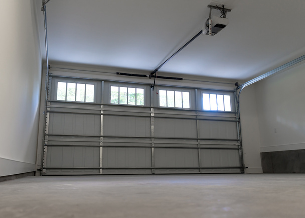 Interior del garaje
 - Foto, Imagen