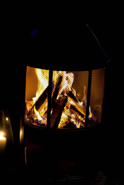 kandallókályha égő nyitott tűzzel - Fotó, kép