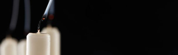 selektywne skupienie wymarłej białej świecy na czarnym tle, ujęcie panoramiczne - Zdjęcie, obraz