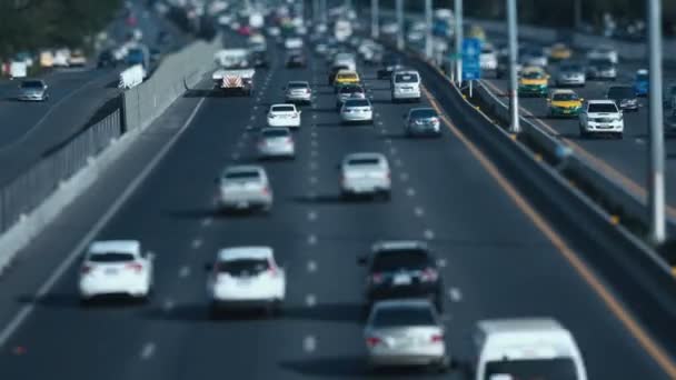 Αυτοκίνητο στο δρόμο της κυκλοφορίας στην πόλη - Πλάνα, βίντεο