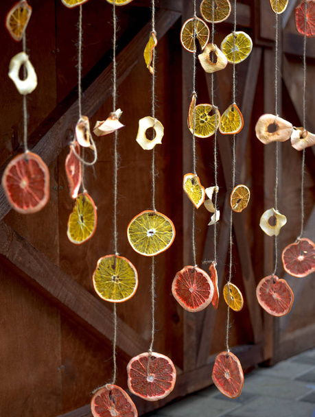 fondo in legno, con frutta secca di arancia e mela
 - Foto, immagini