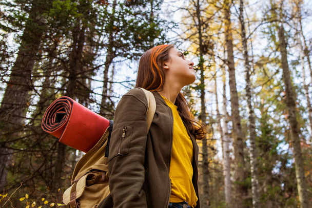 tourist girl with backpack in the autumn forest - Foto, Imagem
