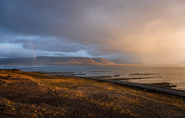 60-as út az izlandi Westfjordsban. Varázslatos naplemente Vestjardavegur, szeptember 2019 - Fotó, kép