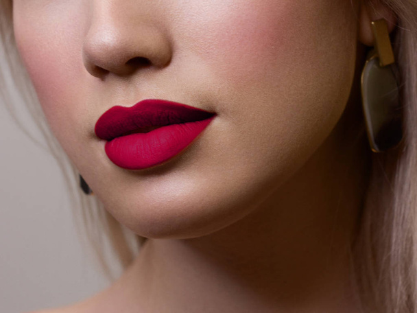 Sexual full lips. Natural gloss of lips and woman's skin. The mouth is closed. Increase in lips, cosmetology. Red lips. Great summer mood with open eyes. fashion jewelry. Pink lip gloss - Foto, immagini