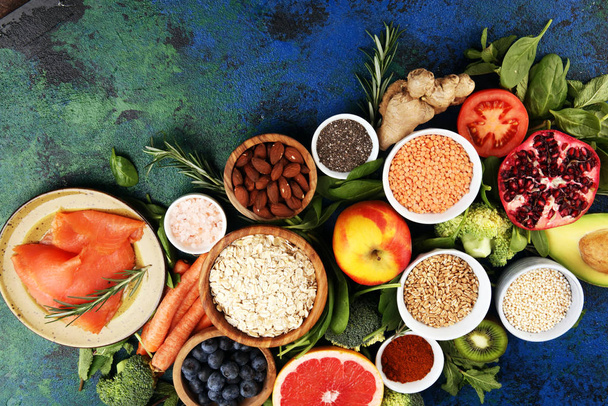 Egészséges étel tiszta étkezési választék: hal, gyümölcs, zöldség, cer - Fotó, kép