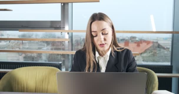 Aggódó nő, aki laptopon dolgozik, és elfordítja a fejét, hogy megoldja a problémát az irodában. Súlyos vonzó nő dolgozik notebook - Felvétel, videó