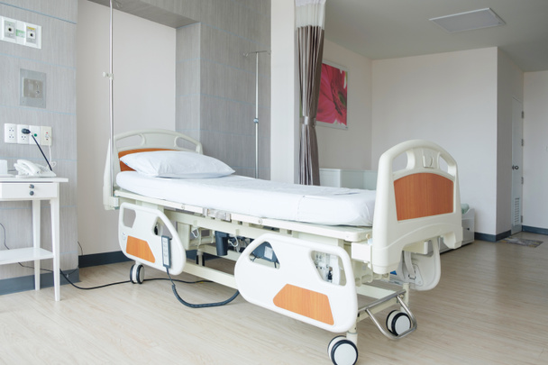 Νοσοκομείο δωμάτιο με κρεβάτια και άνετες ιατρικές εξοπλισμένα - Φωτογραφία, εικόνα