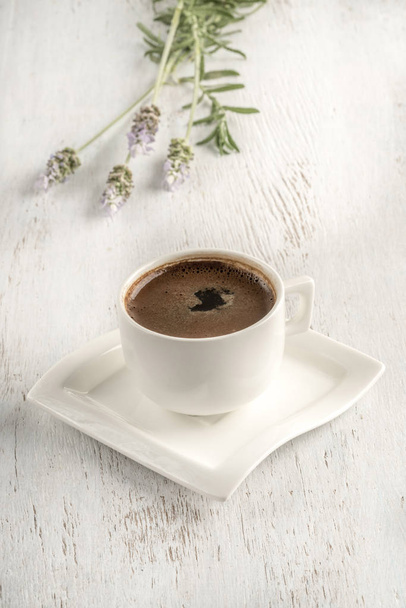 Turecka kawa na stole ozdobiona kwiatami lawendy - Zdjęcie, obraz