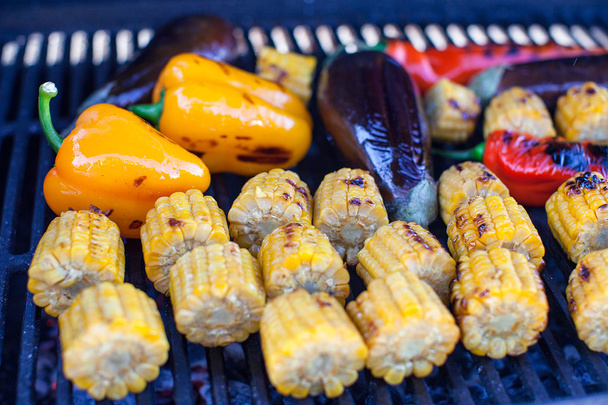 vegetariánské grilování a klasy kukuřice na grilu venku - Fotografie, Obrázek