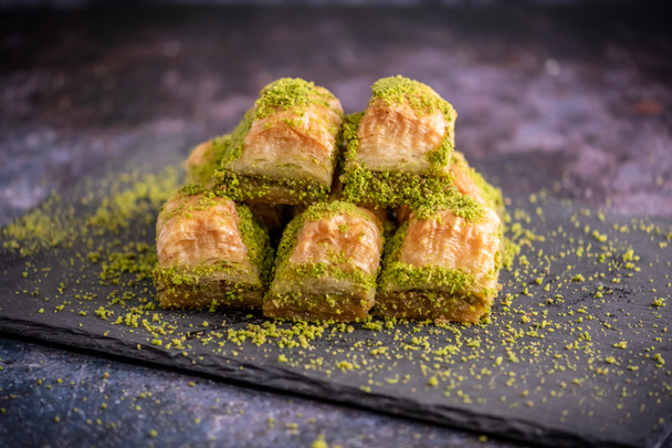 Noyer, pistache style turc Antep Baklava Présentation. Baklava de la cuisine turque
 - Photo, image
