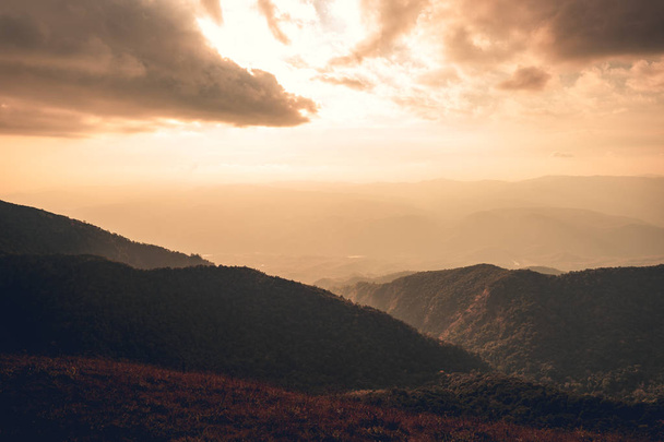 Gündüz dağları berrak gökyüzü dağ manzarası - Fotoğraf, Görsel