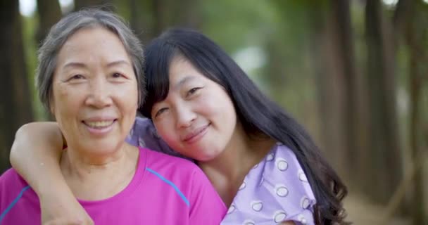 fröhliche reife Frau umarmt ältere Mutter - Filmmaterial, Video