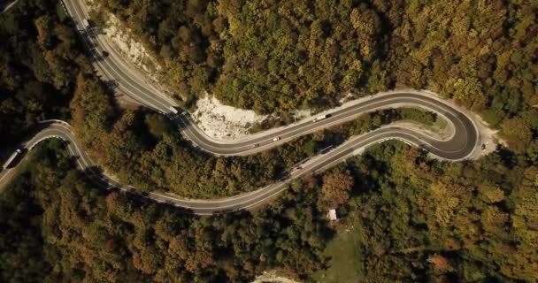 letecký pohled na auto jedoucí po klikaté silnici - Záběry, video