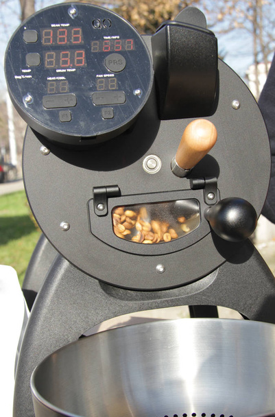 Koffie Roaster Machine in actie. Vers gebrande koffiebonen.  - Foto, afbeelding