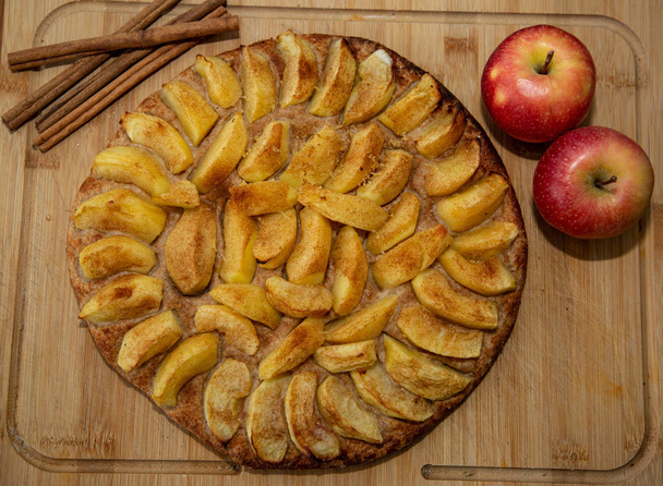 Tarta de manzana en calidad country femenina
 - Foto, Imagen