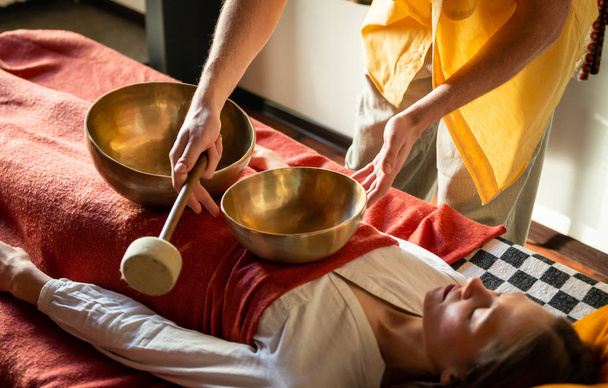 Klangmassage, tibetische Klangschalenbehandlung im Wellness-Salon - Foto, Bild