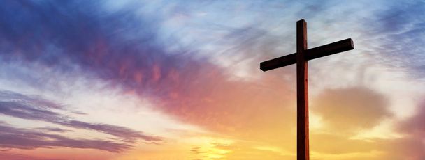 劇的な日の出の空のパノラマの上に空のイエス・キリストの十字架w - 写真・画像