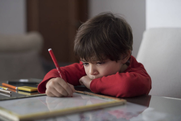 4 jaar oude jongen doet huiswerk - Foto, afbeelding