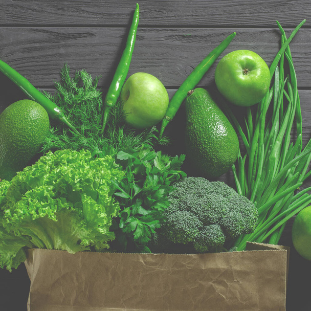 Sıfır atık. Üstünde yeşil sebzeler olan kağıt torba. Sağlıklı yeme kavramı - Fotoğraf, Görsel