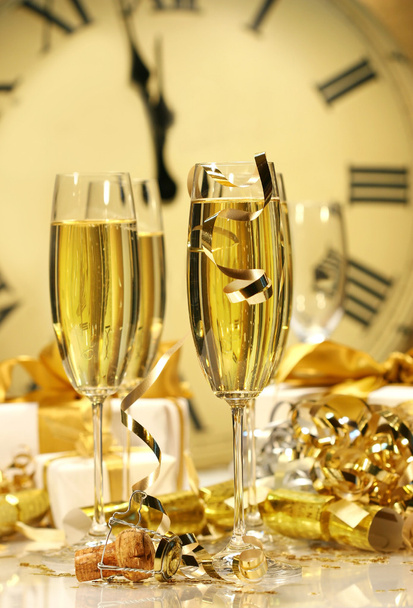 Şampanya bardağı yeni yılda getirmek için hazır - Fotoğraf, Görsel