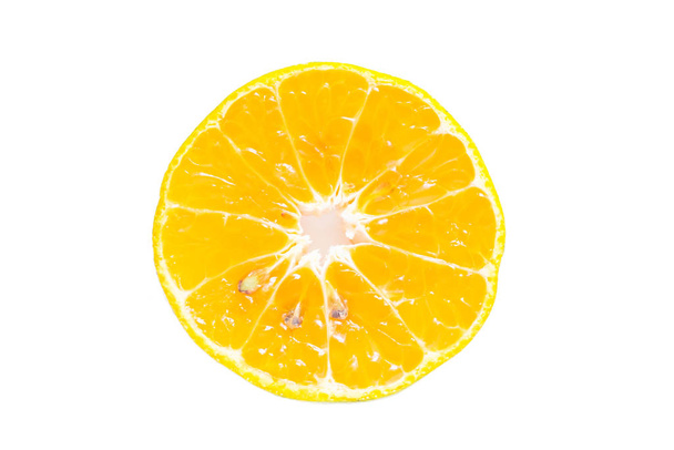 Etunäkymä Fresh Orange viipaloitu eristetty valkoisella pohjalla
.  - Valokuva, kuva