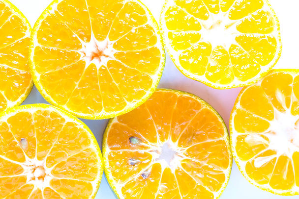 Přední pohled na čerstvé oranžové plátky izolované na bílém pozadí.  - Fotografie, Obrázek