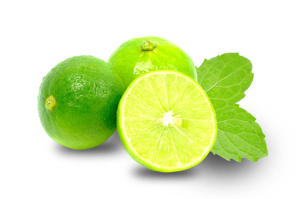 Összetétel citrommal és mentával fehér alapon izolálva - Fotó, kép