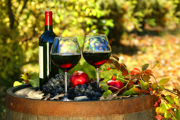 Verres de vin rouge sur vieux tonneau aux feuilles d'automne
 - Photo, image