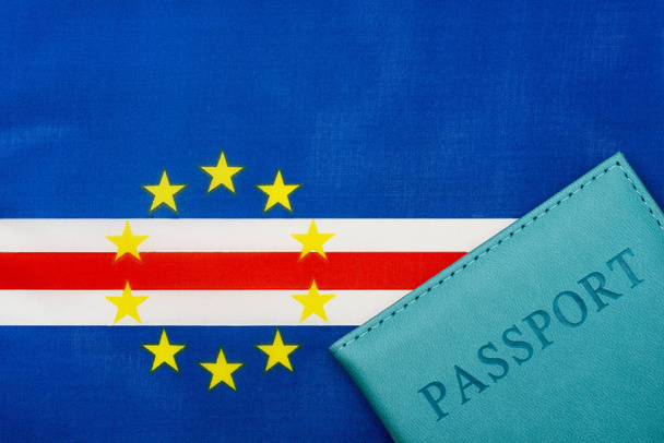 Sullo sfondo della bandiera di Capo Verde è un passaporto
. - Foto, immagini