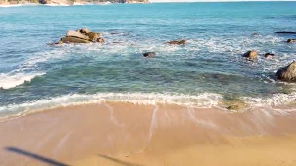 Földközi-tenger partján táj hullámok csapódnak a sziklák a nagy sziklák. - Felvétel, videó