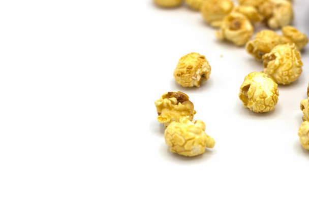 Close-up karamel pop kukuřice izolované na bílém pozadí.  - Fotografie, Obrázek