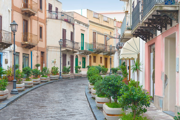 egy gyönyörű tipikus sokszínű utca Lipari, Aeolian szigetek, Olaszország. - Fotó, kép